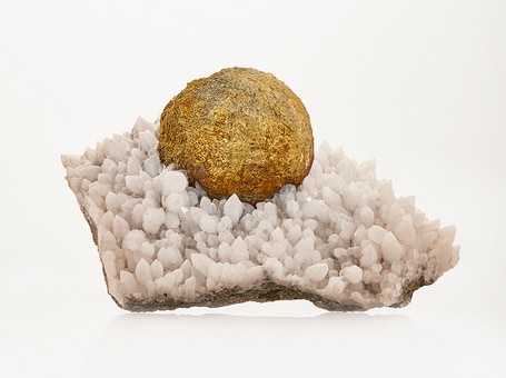 YRITE, QUARTZ, Coll. of the Mineralogy Museum of Mines Paris – PSL (ENSMP 82986) © Musée de Minéralogie Mines Paris - PSL