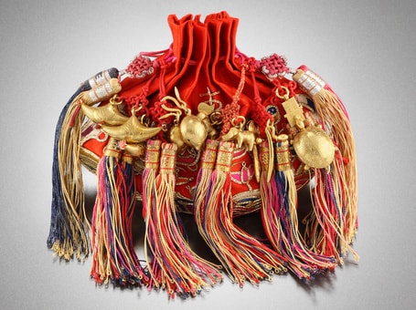 Embroidered Duru-jumeoni with Gold Ornaments for Yi Gu