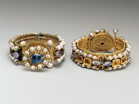 Developed by the teams at L’ÉCOLE, School of Jewelry Arts to offer a new look at the world of jewelry, these online talks bring together two experts for a 45–50-minute talk that is followed by a Q&A session during which you may submit your questions by instant messaging. Should you wish to learn more, L’ÉCOLE, School of Jewelry Arts will send you a detailed bibliography following the event.   You will also find the past talks available for viewing on YouTube at your leisure once the event has come to a clos