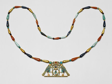 Collier de Sithathoryunet, Améthyste, cornaline, lapislazuli, feldspath vert, or jaune, Moyen-Empire, v. 1887-1878 av. J.-C., Metropolitan Museum of Art, New York (1).jpg