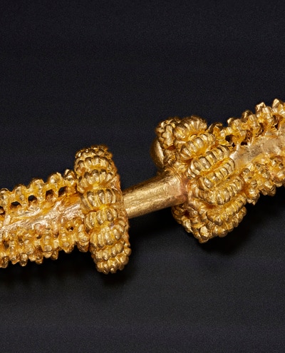 celtic-torque-close-up-exhibition-recreating-gesture