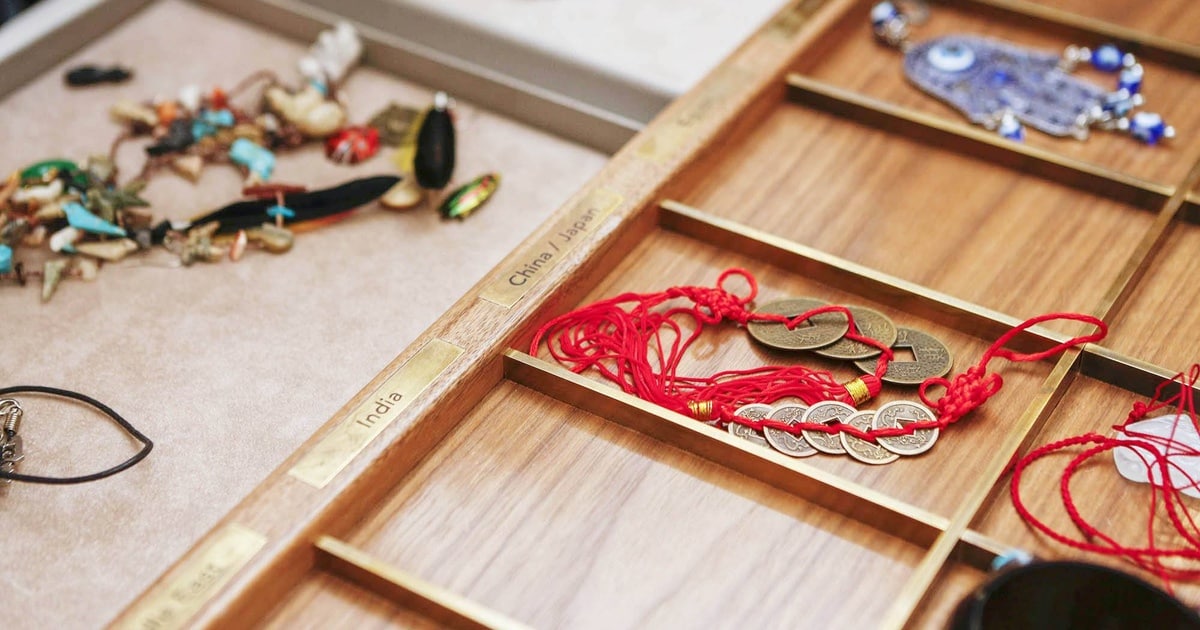 The power of Jewelry : Amulets, Talismans & Lucky Charms | L'ÉCOLE