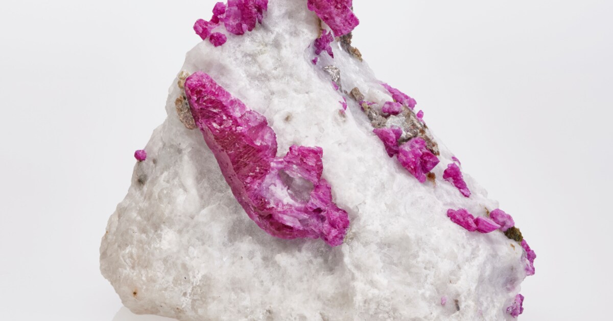 Ruby, Art & Science (Online Talk) | L'ÉCOLE School of Jewelry Arts